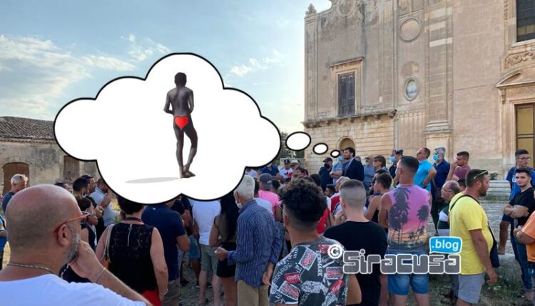uomo nudo cassibile